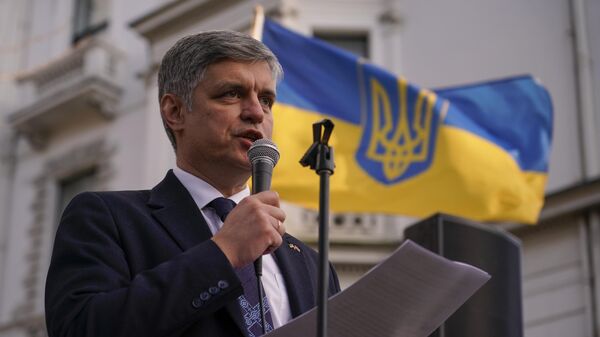 O embaixador ucraniano no Reino Unido, Vadim Pristaiko, discursando durante um serviço ecumênico perto da estátua de São Vladimir, Londres, 24 de fevereiro de 2023. - Sputnik Brasil