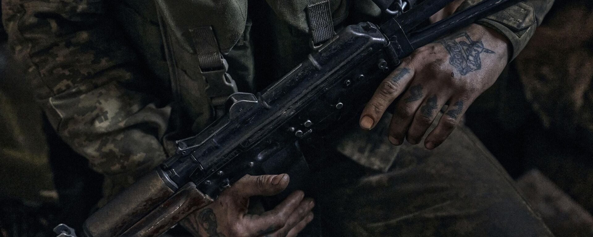Soldado ucraniano segura uma arma enquanto descansa um pouco na linha de frente no vilarejo de Nova York, região de Donetsk, 24 de abril de 2023. - Sputnik Brasil, 1920, 06.06.2023