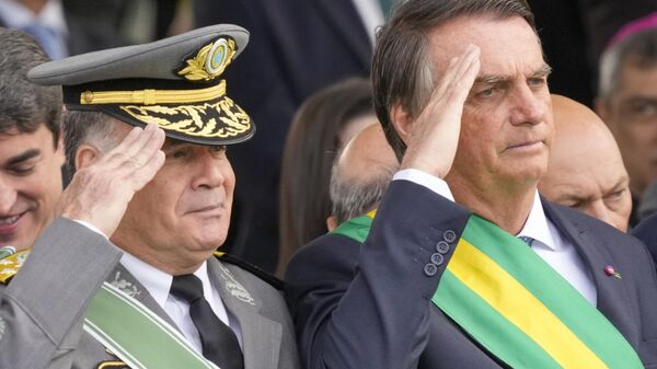 O então presidente do Brasil, Jair Bolsonaro, e o então comandante do Exército, general Marco Antônio Freire Gomes, saúdam durante uma parada militar para comemorar o bicentenário da independência do país de Portugal em Brasília, Brasil, 7 de setembro de 2022 - Sputnik Brasil
