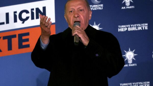 Recep Tayyip Erdogan, presidente turco, fala aos apoiadores do Partido da Justiça e Desenvolvimento (AKP, na sigla em turco) em Ancara, Turquia, 15 de maio de 2023
 - Sputnik Brasil