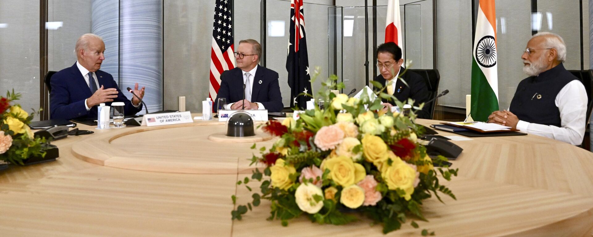 O presidente dos EUA, Joe Biden, à esquerda, o primeiro-ministro Anthony Albanese, segundo à esquerda, da Austrália, o primeiro-ministro Fumio Kishida, terceiro à esquerda, do Japão e o primeiro-ministro Narendra Modi da Índia, participam de uma reunião de Quad Leaders à margem da cúpula do G7 em Hiroshima, oeste do Japão, 20 de maio de 2023 - Sputnik Brasil, 1920, 20.05.2023