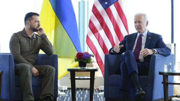 Joe Biden, presidente dos EUA, se reúne com Vladimir Zelensky, presidente da Ucrânia, nos bastidores da Cúpula do G7 em Hiroshima, Japão, 21 de maio de 2023 - Sputnik Brasil