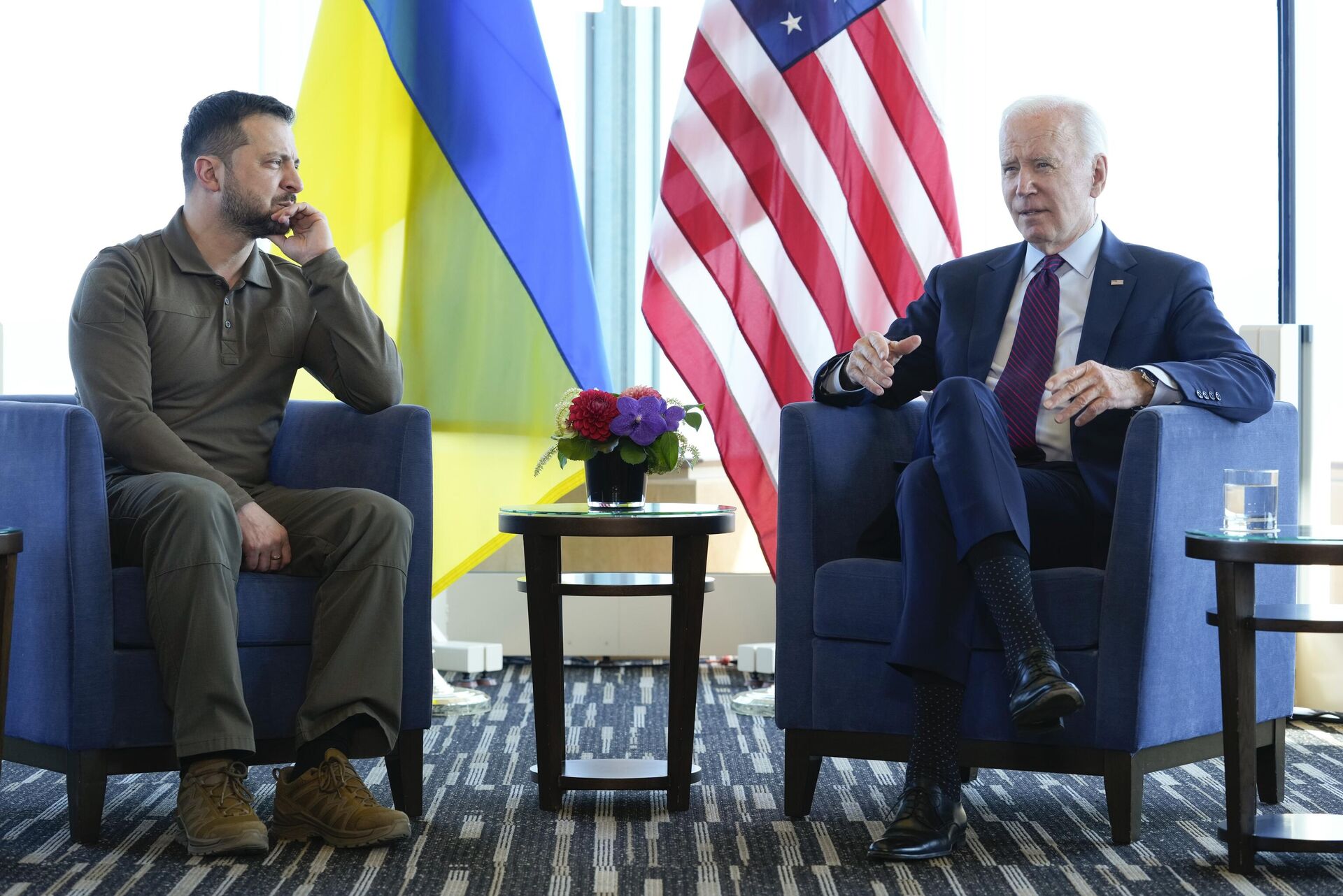 Joe Biden, presidente dos EUA, se reúne com Vladimir Zelensky, presidente da Ucrânia, nos bastidores da Cúpula do G7 em Hiroshima, Japão, 21 de maio de 2023 - Sputnik Brasil, 1920, 25.04.2024