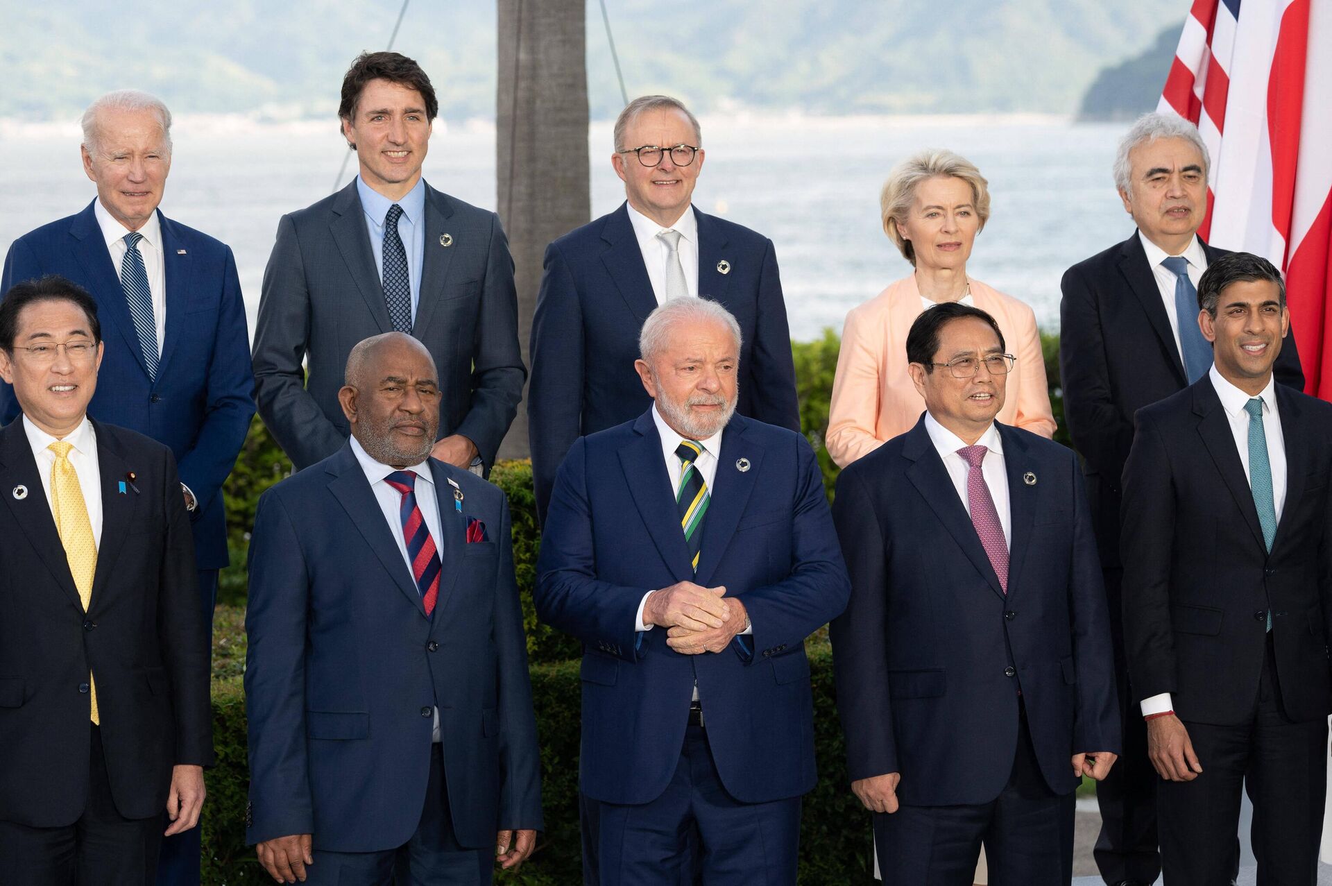 Presidente do Brasil, Luiz Inácio Lula da Silva, posa para foto coletiva ao lado dos líderes do G7, durante Cúpula do grupo em Hiroshima, Japão, 20 de maio de 2023 - Sputnik Brasil, 1920, 23.05.2023