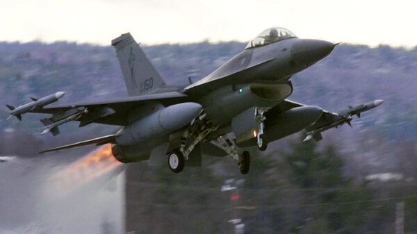 Um caça F-16 decola com pós-combustores carregados de mísseis Sidewinder ativos da base da Guarda Aérea Nacional em South Burlington, Vermont, EUA, dezembro de 2001 - Sputnik Brasil