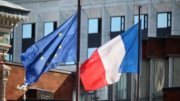 Bandeiras na Embaixada da França em Moscou. - Sputnik Brasil