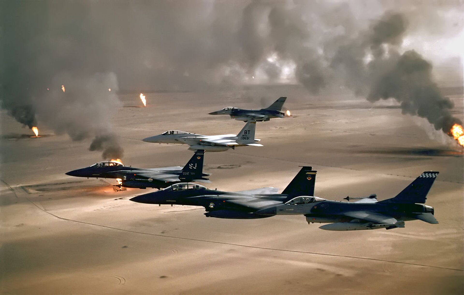Aeronaves da Força Aérea dos EUA da 4ª Ala de Caça (F-16, F-15C e F-15E) sobrevoam os incêndios de petróleo no Kuwait, provocados pelo Exército iraquiano em retirada durante a operação Tempestade no Deserto em 1991. - Sputnik Brasil, 1920, 22.05.2023