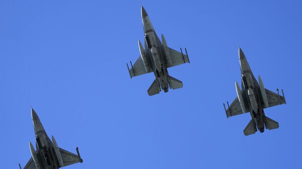 Caças F-16 da Força Aérea dos EUA voam durante celebrações do 100º aniversário do primeiro sobrevoo do Atlântico do Sul, junto do rio Tejo, Lisboa, Portugal, 3 de abril de 2022 - Sputnik Brasil