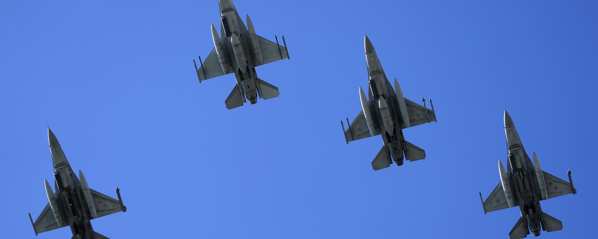 Caças F-16 da Força Aérea dos EUA voam durante celebrações do 100º aniversário do primeiro sobrevoo do Atlântico do Sul, junto do rio Tejo, Lisboa, Portugal, 3 de abril de 2022 - Sputnik Brasil, 1920, 16.07.2023