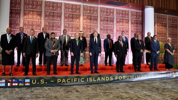 James Marape, primeiro-ministro de Papua-Nova Guiné (4º à frente, à direita), Antony Blinken, secretário de Estado dos EUA (à frente, no centro), líderes das Ilhas do Pacífico e representantes da Nova Zelândia e da Austrália, posam para fotos durante Fórum das Ilhas do Pacífico dos EUA em APEC Haus, Port Moresby, Papua-Nova Guiné, 22 de maio de 2023 - Sputnik Brasil