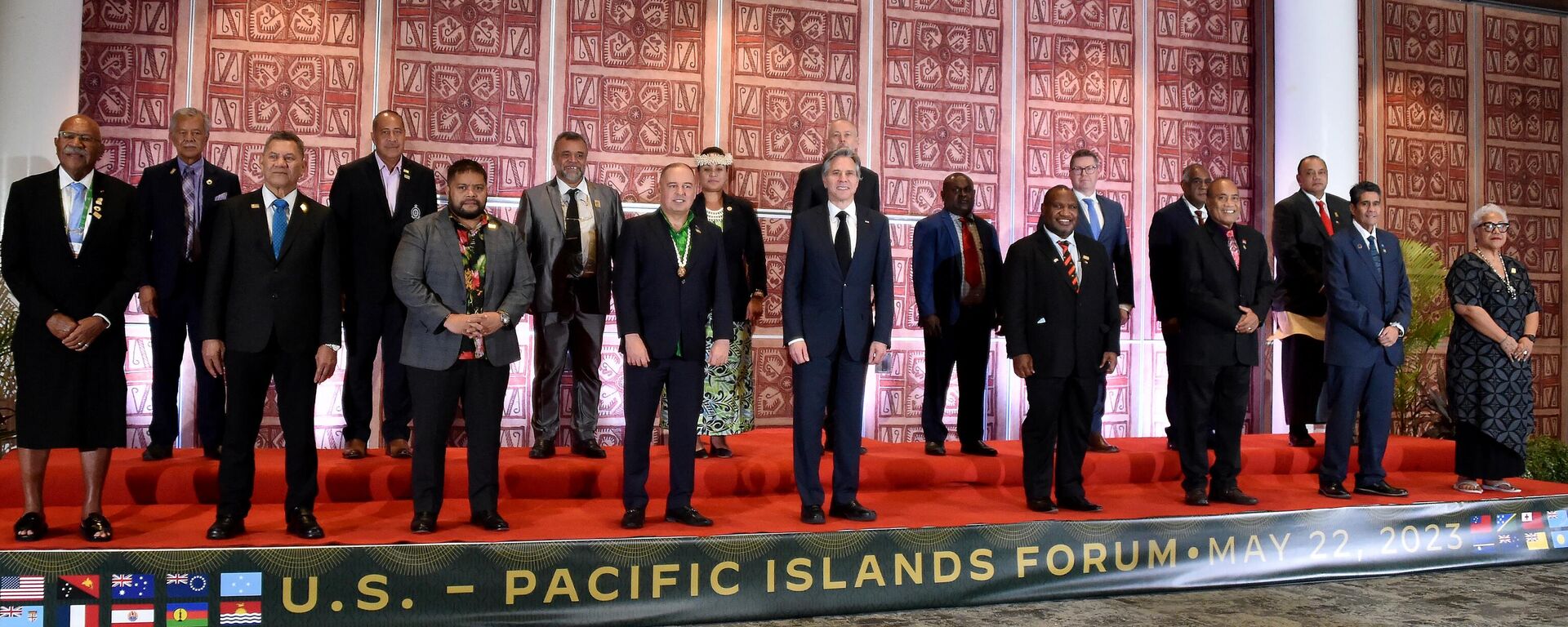 James Marape, primeiro-ministro de Papua-Nova Guiné (4º à frente, à direita), Antony Blinken, secretário de Estado dos EUA (à frente, no centro), líderes das Ilhas do Pacífico e representantes da Nova Zelândia e da Austrália, posam para fotos durante Fórum das Ilhas do Pacífico dos EUA em APEC Haus, Port Moresby, Papua-Nova Guiné, 22 de maio de 2023 - Sputnik Brasil, 1920, 22.05.2023