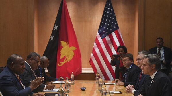 Secretário de Estado dos EUA, Antony Blinken, à direita, participa de reunião bilateral com o primeiro-ministro de Papua-Nova Guiné, James Marape, à esquerda, às margens da cúpula da APEC, 17 de novembro de 2022, Bangkok, Tailândia. - Sputnik Brasil