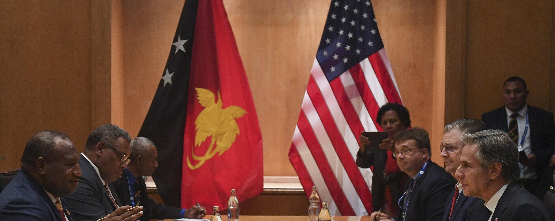 Secretário de Estado dos EUA, Antony Blinken, à direita, participa de reunião bilateral com o primeiro-ministro de Papua-Nova Guiné, James Marape, à esquerda, às margens da cúpula da APEC, 17 de novembro de 2022, Bangkok, Tailândia. - Sputnik Brasil, 1920, 23.05.2023