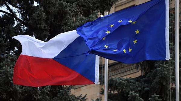 Bandeiras da República Tcheca e da União Europeia na Embaixada Tcheca em Moscou. - Sputnik Brasil