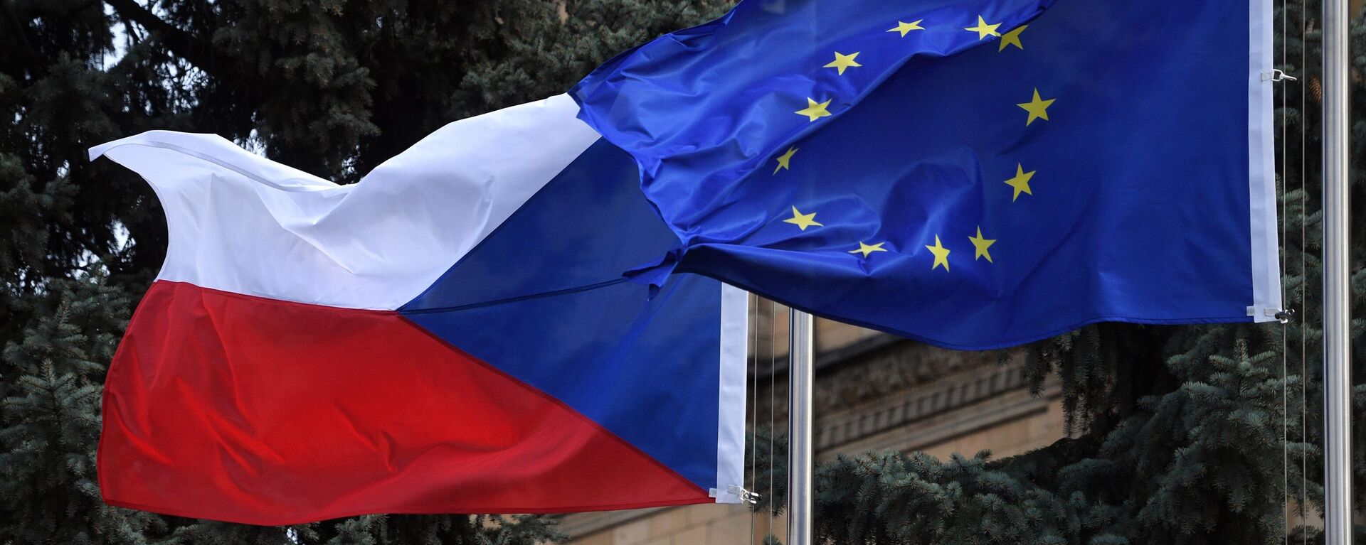 Bandeiras da República Tcheca e da União Europeia na Embaixada Tcheca em Moscou. - Sputnik Brasil, 1920, 23.05.2023