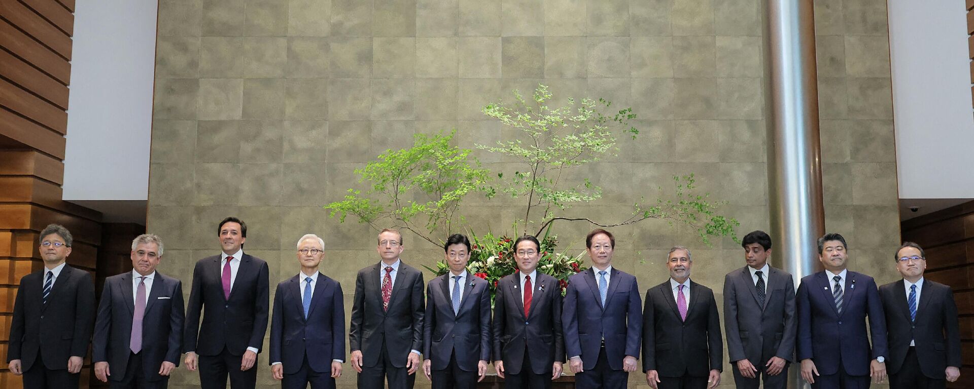O primeiro-ministro do Japão, Fumio Kishida, posa para uma foto com executivos de grandes fabricantes de semicondutores no exterior durante sua reunião na residência oficial do primeiro-ministro em Tóquio, em 18 de maio de 2023 - Sputnik Brasil, 1920, 23.05.2023