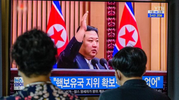 Imagens de arquivo do líder norte-coreano Kim Jong Un são exibidas em uma tela de televisão em uma estação de trem em Seul em 9 de setembro de 2022, depois que a Coreia do Norte aprovou uma lei permitindo a realização de um ataque nuclear preventivo e declarando seu status de nuclear- estado armado irreversível, disse a mídia estatal na sexta-feira - Sputnik Brasil