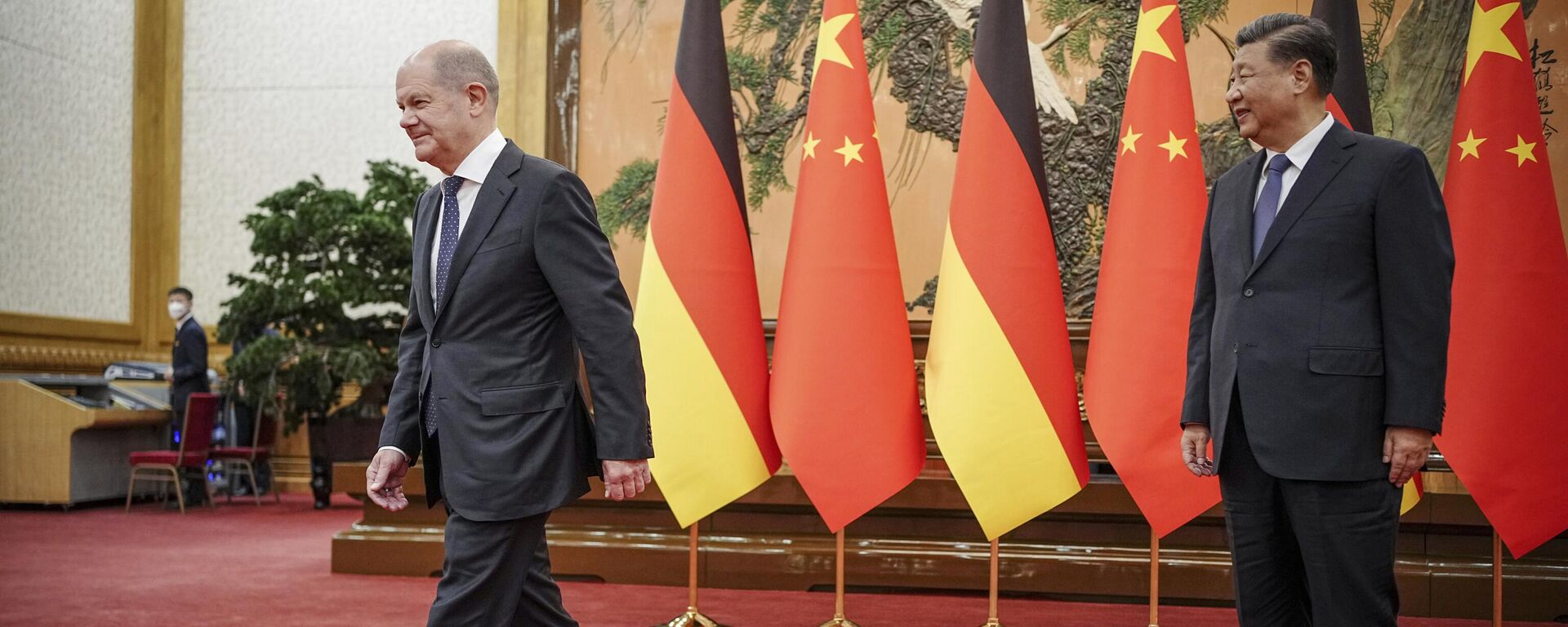 O chanceler alemão Olaf Scholz, à esquerda, caminha enquanto se encontra com o presidente chinês Xi Jinping no Grande Salão do Povo em Pequim, China, em 4 de novembro de 2022 - Sputnik Brasil, 1920, 23.05.2023