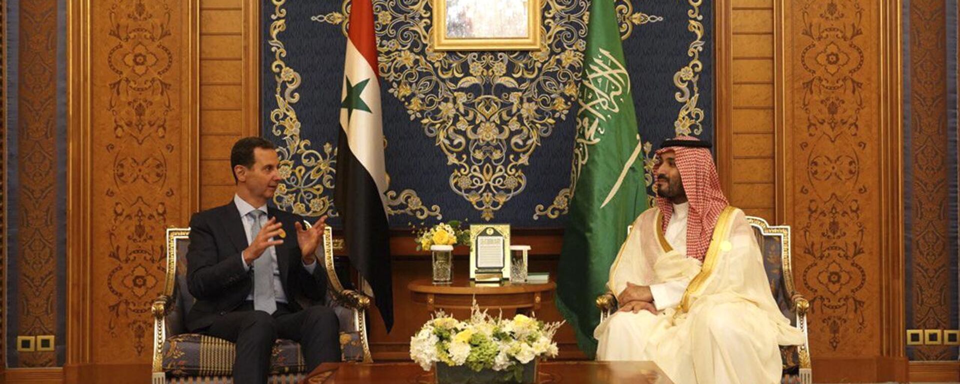 Presidente sírio Bashar al-Assad, à esquerda, e o príncipe herdeiro saudita Mohammed bin Salman, na cúpula da Liga de Estados Árabes em Jeddah, Arábia Saudita, 19 de maio de 2023. - Sputnik Brasil, 1920, 24.05.2023