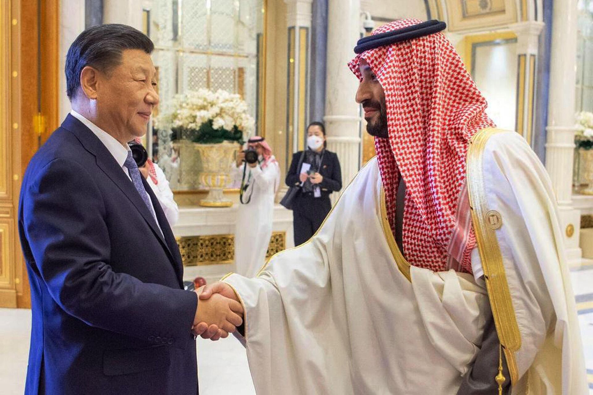 Príncipe herdeiro saudita Mohammed bin Salman, à direita, cumprimenta o presidente chinês Xi Jinping, na Cúpula do Conselho de Cooperação do Golfo em Riad, Arábia Saudita, 9 de dezembro de 2022. - Sputnik Brasil, 1920, 24.05.2023