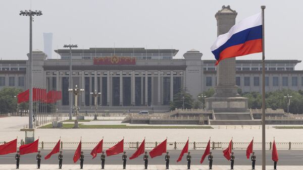 Bandeira russa em frente à Assembleia Popular, em Pequim, China - Sputnik Brasil