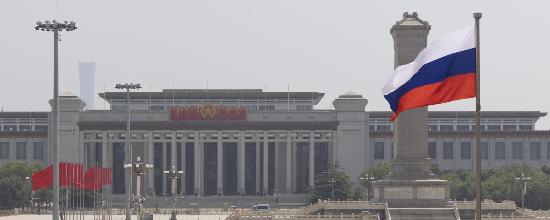 Bandeira russa em frente à Assembleia Popular, em Pequim, China - Sputnik Brasil, 1920, 24.05.2023
