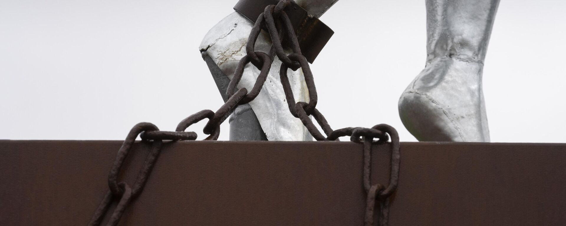 Monumento à Escravidão de Alex da Silva, é visto em Roterdã, Países Baixos, 19 de dezembro de 2022. - Sputnik Brasil, 1920, 24.05.2023