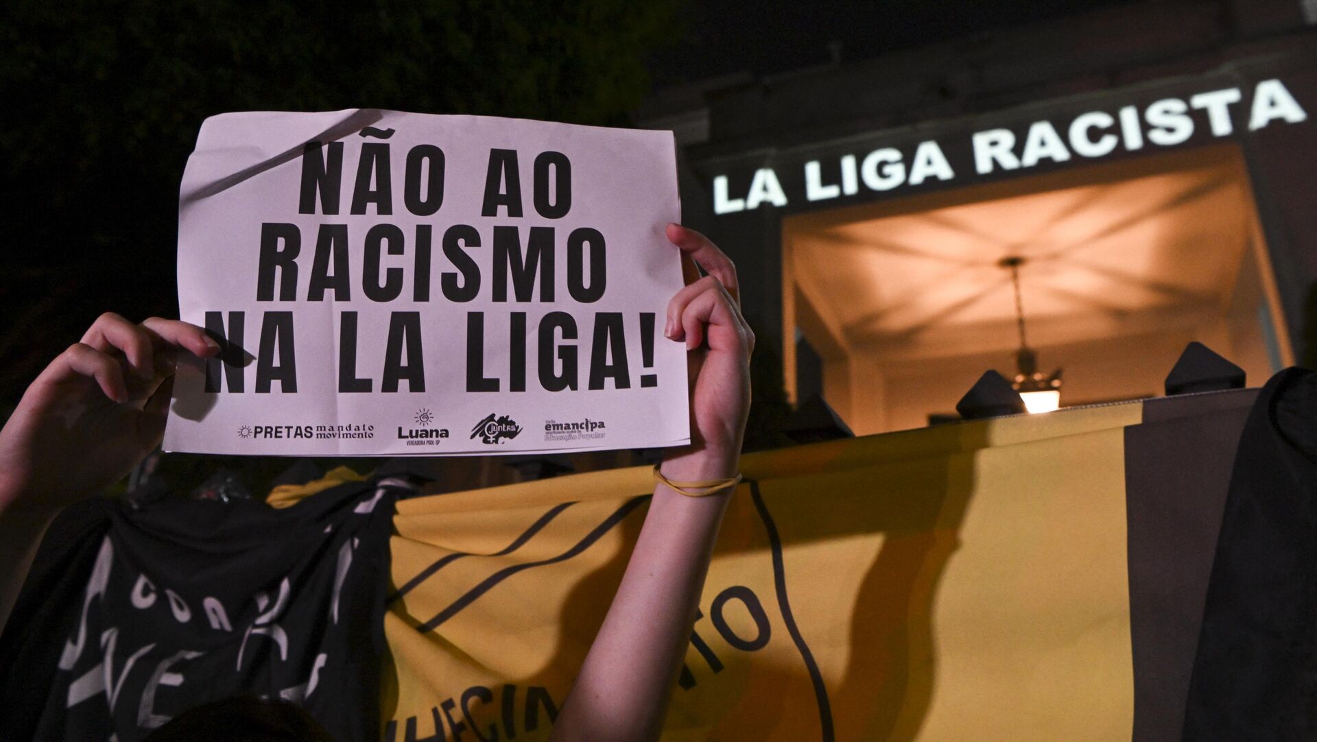 Manifestante protesta contra o racismo no campeonato espanhol de futebol, em apoio ao jogador Vinícius Júnior, na frente do consulado espanhol em São Paulo, Brasil, 23 de maio de 2023 - Sputnik Brasil, 1920, 24.05.2023
