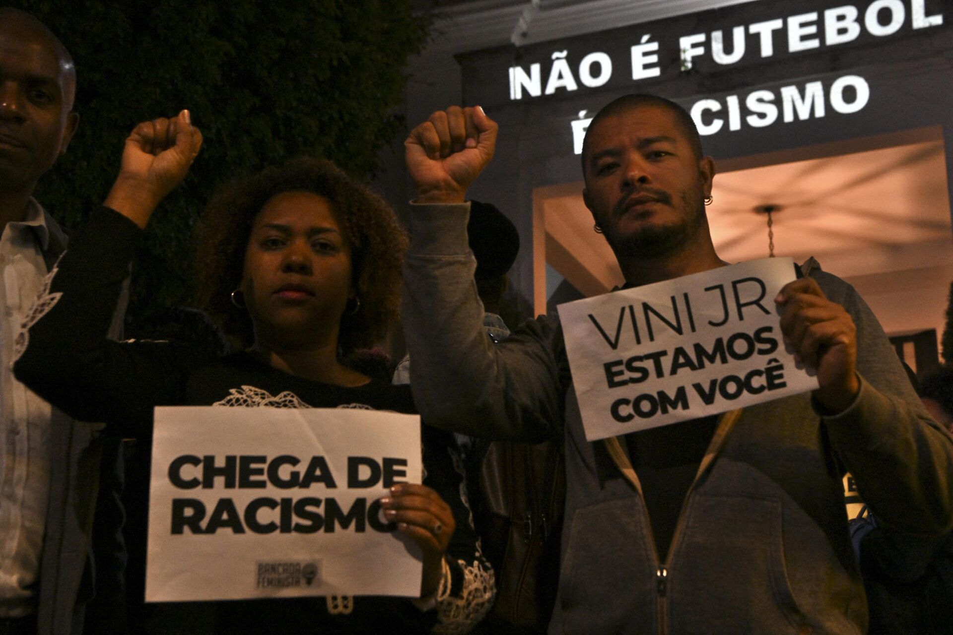 Manifestantes protestam contra o racismo, em apoio ao jogador Vinícius Júnior, na frente do Consulado da Espanha, em São Paulo, 23 de maio de 2023 - Sputnik Brasil, 1920, 24.05.2023