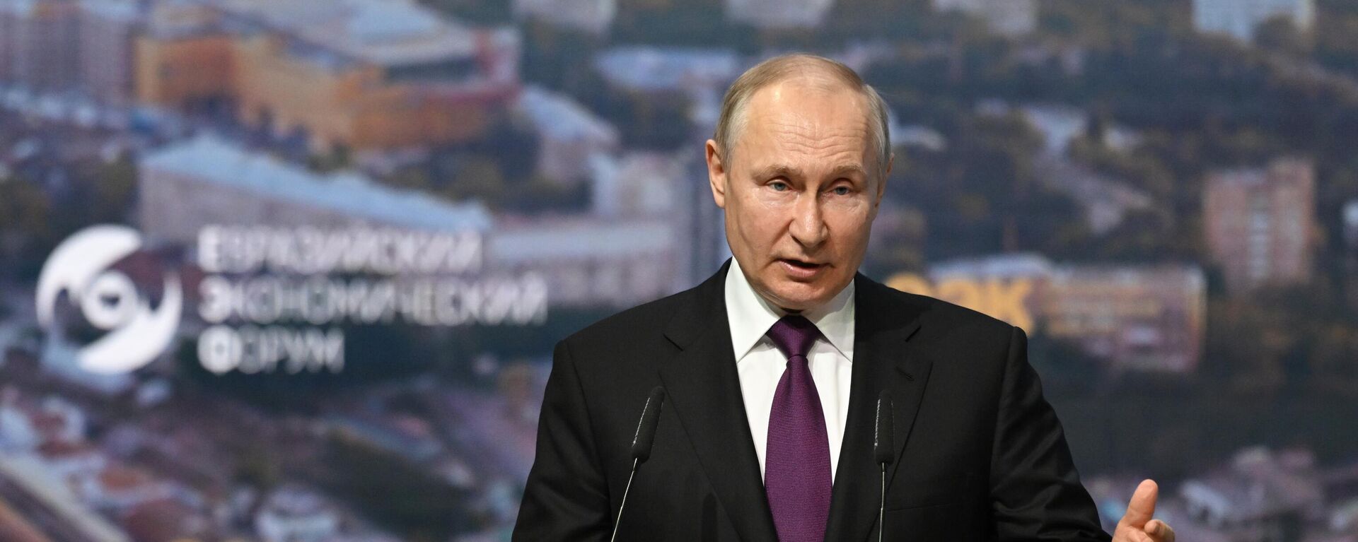 O presidente russo, Vladimir Putin, na sessão plenária do 2º Fórum Econômico Eurasiático, na quarta-feira (24) - Sputnik Brasil, 1920, 24.05.2023