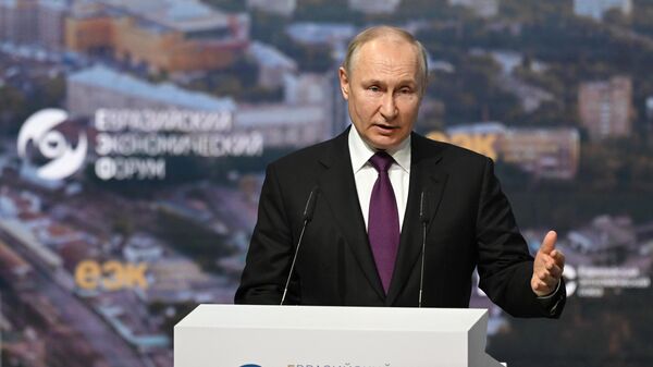 O presidente russo, Vladimir Putin, na sessão plenária do 2º Fórum Econômico Eurasiático, na quarta-feira (24) - Sputnik Brasil