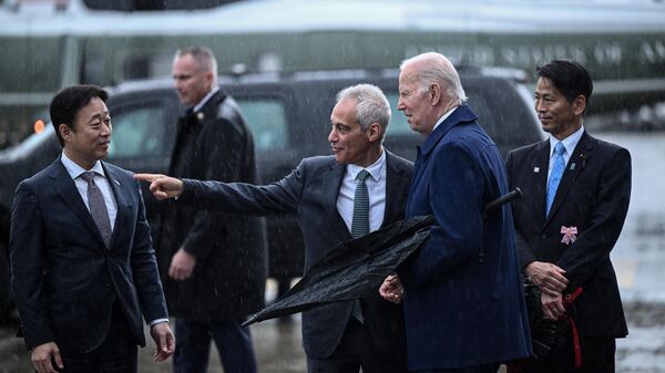 O presidente dos EUA, Joe Biden (2º D), fala com o embaixador dos EUA no Japão, Rahm Emanuel (C), após sua chegada à base do Corpo de Fuzileiros Navais dos EUA em Iwakuni em 18 de maio de 2023 - Sputnik Brasil