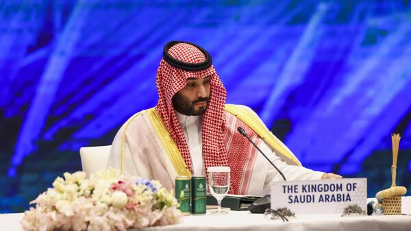 O príncipe herdeiro saudita Mohammed bin Salman participa do evento Diálogo Informal dos Líderes da APEC com Convidados durante a cúpula da Cooperação Econômica Ásia-Pacífico (APEC) em Bangkok em 18 de novembro de 2022 - Sputnik Brasil