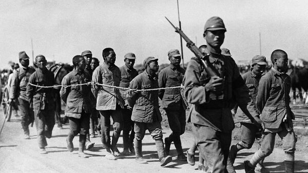 Amarrados com cordas pesadas, prisioneiros chineses são levados para a retaguarda por seus captores japoneses em Xangai, 15 de novembro de 1937. - Sputnik Brasil