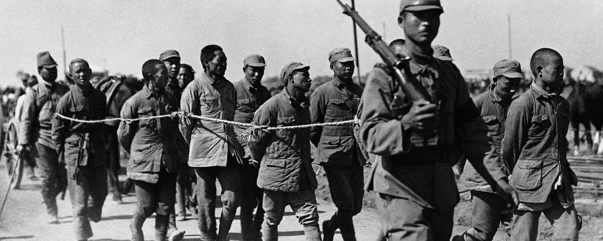 Amarrados com cordas pesadas, prisioneiros chineses são levados para a retaguarda por seus captores japoneses em Xangai, 15 de novembro de 1937. - Sputnik Brasil, 1920, 25.05.2023