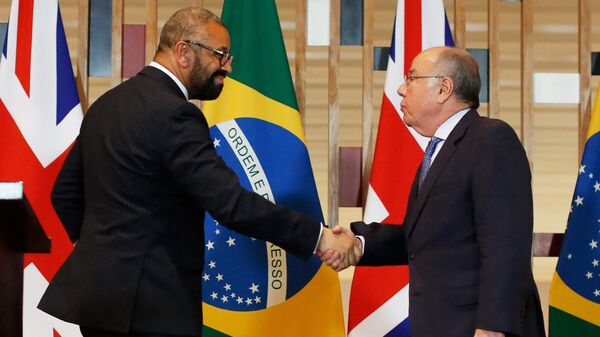 Secretário do Exterior do Reino Unido, James Cleverly (à esquerda), e o ministro das Relações Exteriores do Brasil, Mauro Vieira (à direita), durante encontro em Brasília, em 24 de maio de 2023 - Sputnik Brasil