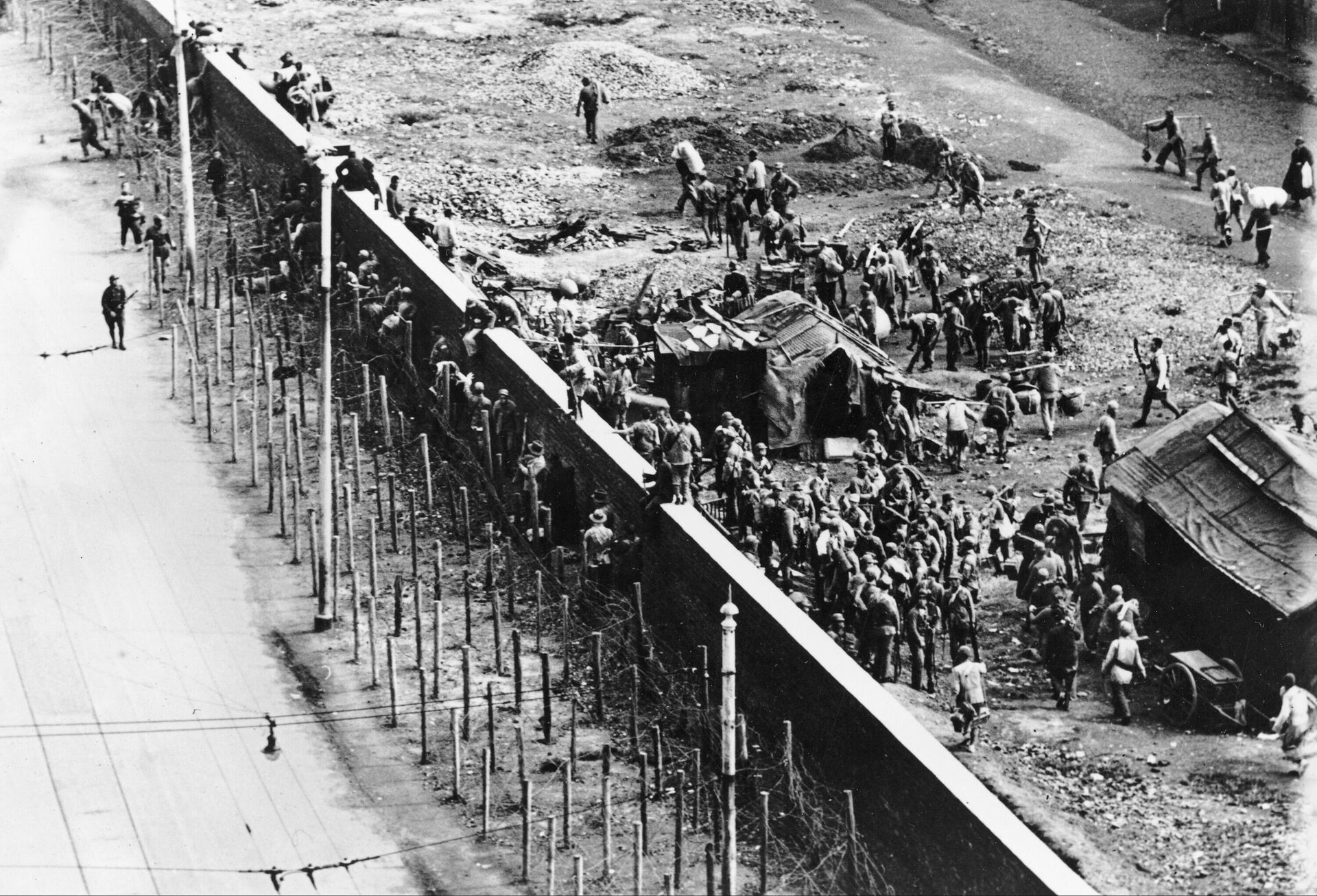 Soldados chineses escalam a barreira da Concessão Francesa de Xangai para escapar da captura pelos japoneses que invadiram Nantao, 11 de novembro de 1937, durante a Segunda Guerra Sino-Japonesa. - Sputnik Brasil, 1920, 25.05.2023