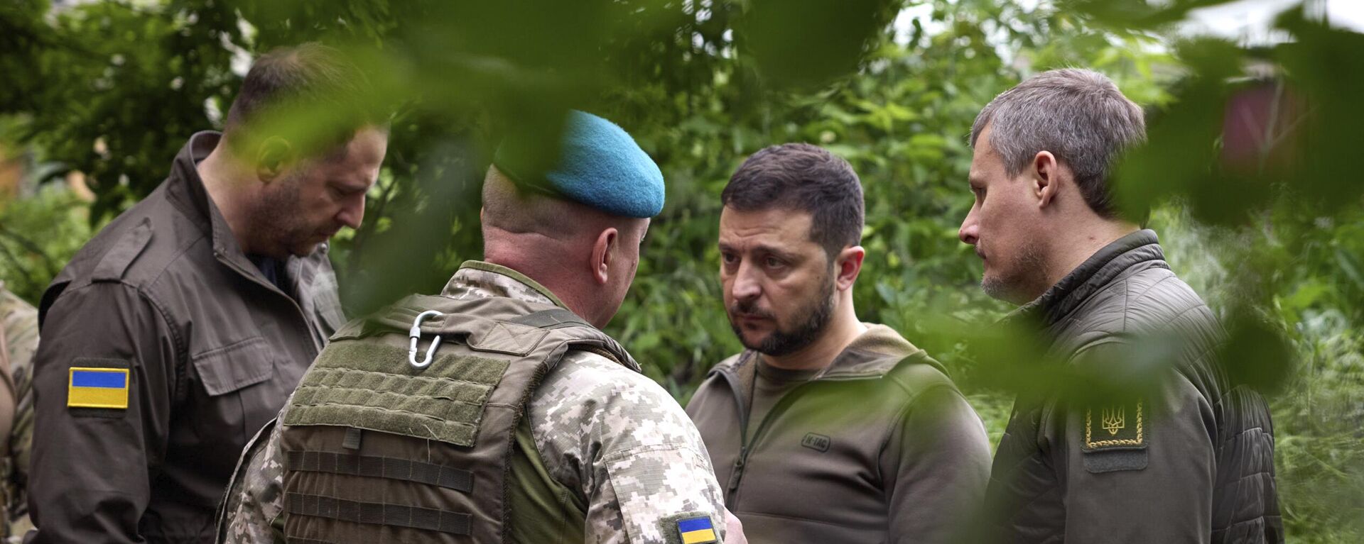 Presidente ucraniano, Vladimir Zelensky, (terceiro da esquerda para a direita), ouve um comandante militar enquanto visita a região de Donetsk, em 23 de maio de 2023 - Sputnik Brasil, 1920, 01.06.2023