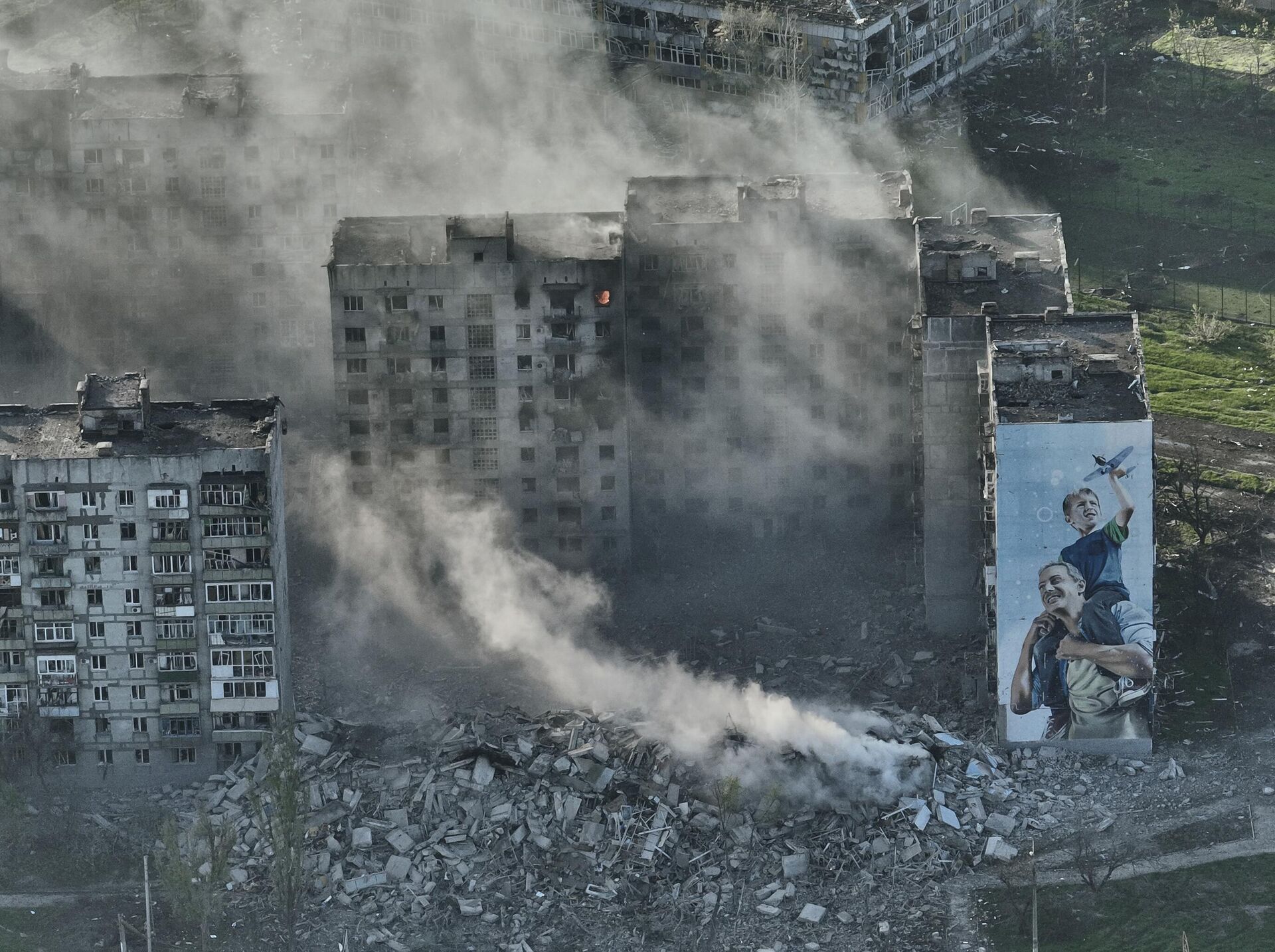 Fumaça sai de um prédio em Artyomovsk (Bakhmut, na denominação ucraniana), região de Donetsk, 26 de abril de 2023. - Sputnik Brasil, 1920, 25.05.2023