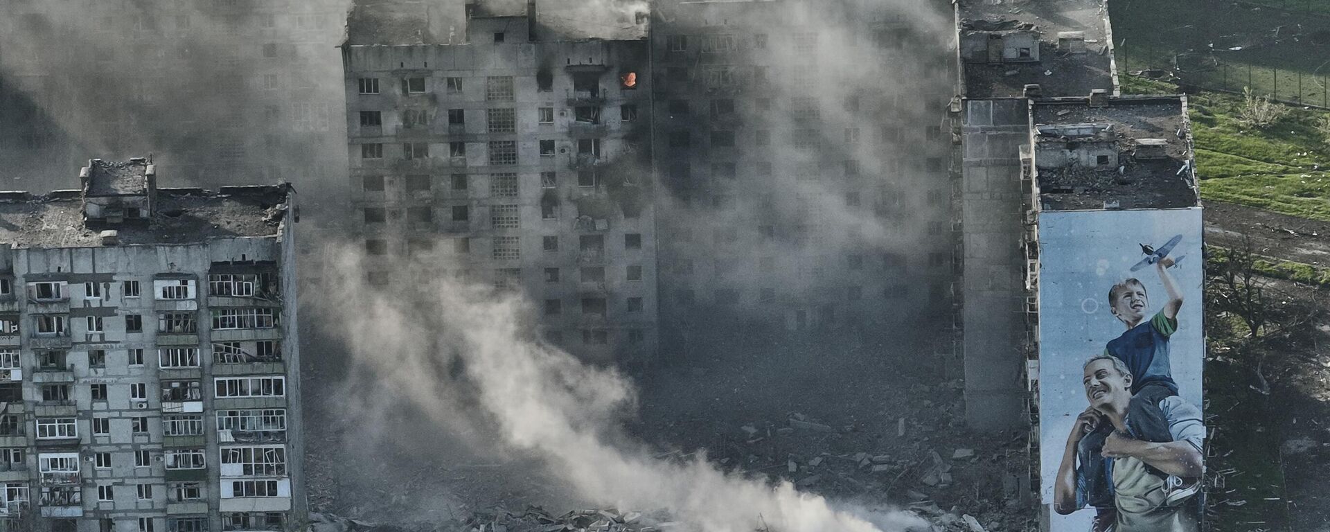 Fumaça sai de um prédio em Artyomovsk (Bakhmut, na denominação ucraniana), região de Donetsk, 26 de abril de 2023. - Sputnik Brasil, 1920, 28.06.2023