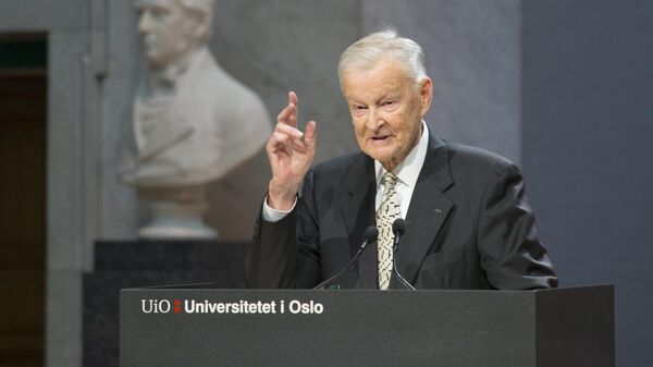 O ex-assessor de segurança nacional dos EUA, Zbigniew Brzezinski, fala no Fórum do Prêmio Nobel da Paz em Oslo, em 11 de dezembro de 2016 - Sputnik Brasil