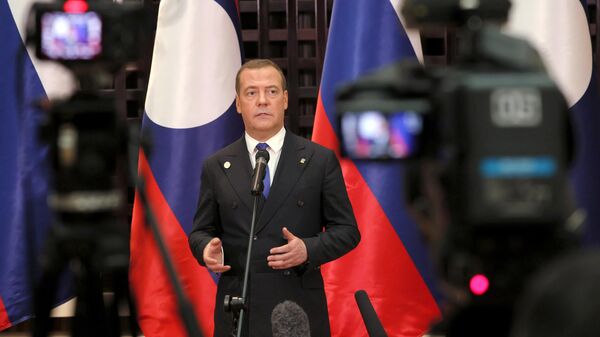 O vice-presidente do Conselho de Segurança da Rússia, Dmitry Medvedev, fala à mídia após sua visita a Vientiane, Laos. - Sputnik Brasil