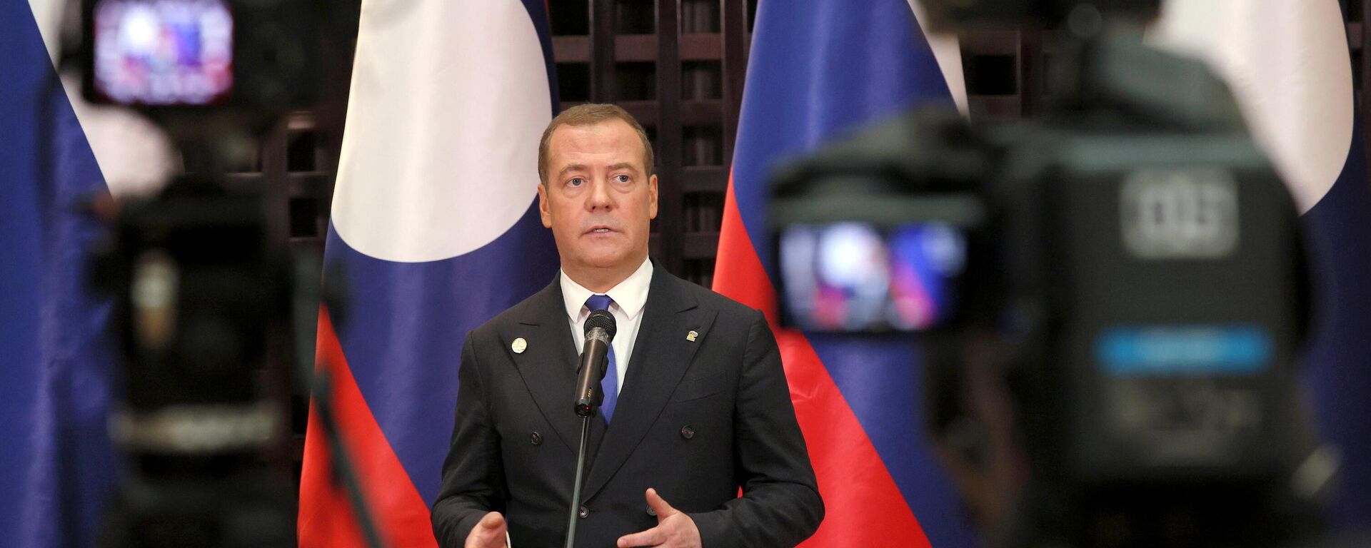 O vice-presidente do Conselho de Segurança da Rússia, Dmitry Medvedev, fala à mídia após sua visita a Vientiane, Laos. - Sputnik Brasil, 1920, 25.05.2023