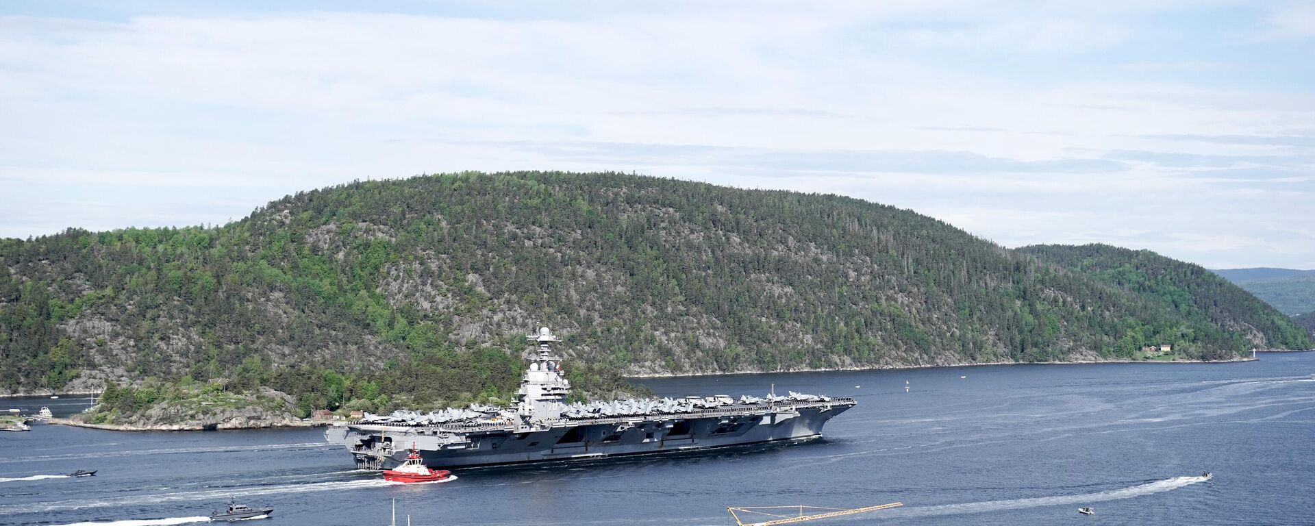 Porta-aviões USS Gerald R. Ford da Marinha dos EUA é visto a caminho do Fiorde de Oslo, Jeloya, Noruega, 24 de maio de 2023 - Sputnik Brasil, 1920, 25.05.2023