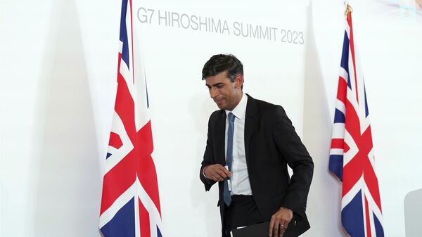 Primeiro-ministro britânico Rishi Sunak sai de uma coletiva de imprensa no Centro Internacional de Conferências durante a cúpula do G7 em Hiroshima, Japão, 21 de maio de 2023. - Sputnik Brasil