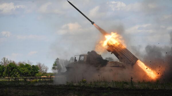 Sistema lançador múltiplos de foguetes Tornado-G das Forças Armadas da Rússia dispara contra alvos das Forças Armadas da Ucrânia na direção de Svatove, durante a operação militar especial, foto publicada em 16 de maio de 2023 - Sputnik Brasil