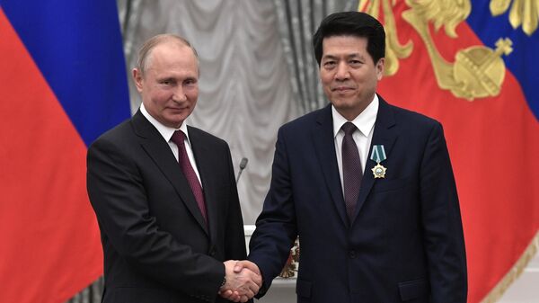 Presidente russo, Vladimir Putin, e o então embaixador da China na Rússia, Li Hui, agraciado com a Ordem da Amizade, 23 de maio de 2019. - Sputnik Brasil