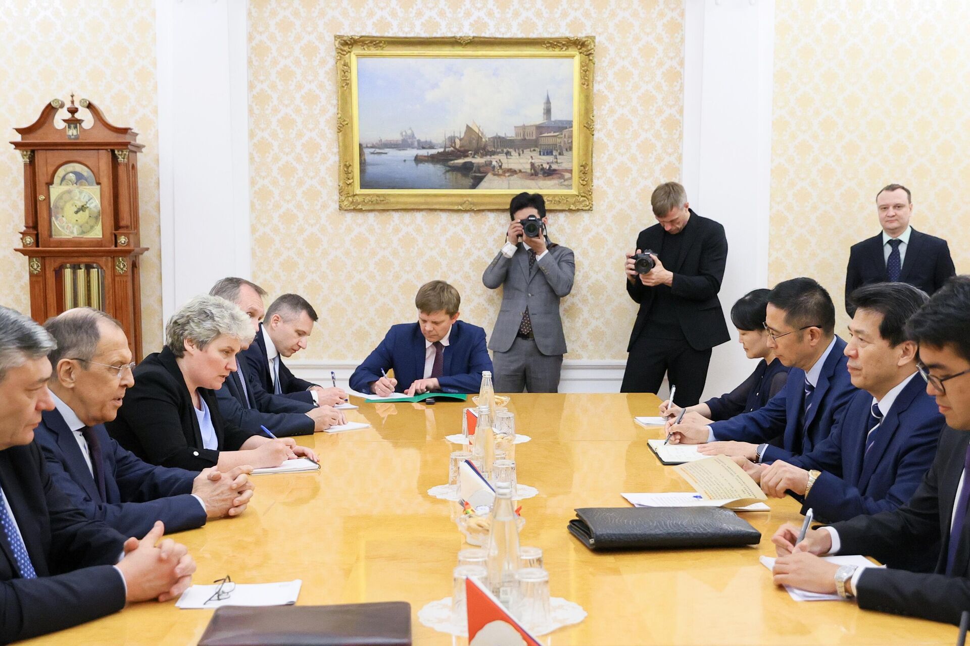 Ministro das Relações Exteriores da Rússia, Sergei Lavrov, à esquerda, e Li Hui, enviado especial da China para assuntos eurasiáticos, mantêm conversações em Moscou, 16 de maio de 2023. - Sputnik Brasil, 1920, 26.05.2023
