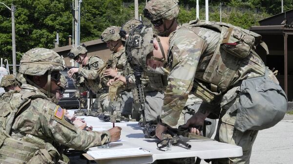 Soldados da 2ª Divisão de Infantaria dos EUA verificam suas metralhadoras enquanto participam de tiros de teste em Camp Casey, Dongducheon, Coreia do Sul, 3 de maio de 2023 - Sputnik Brasil