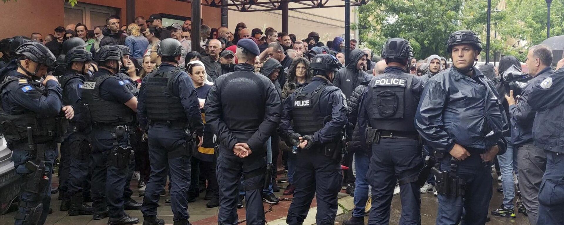 A polícia kosovar de guarda em confronto com sérvios étnicos do lado de fora do prédio da prefeitura em Zvecan, norte de Kosovo, 26 de maio de 2023 - Sputnik Brasil, 1920, 27.05.2023